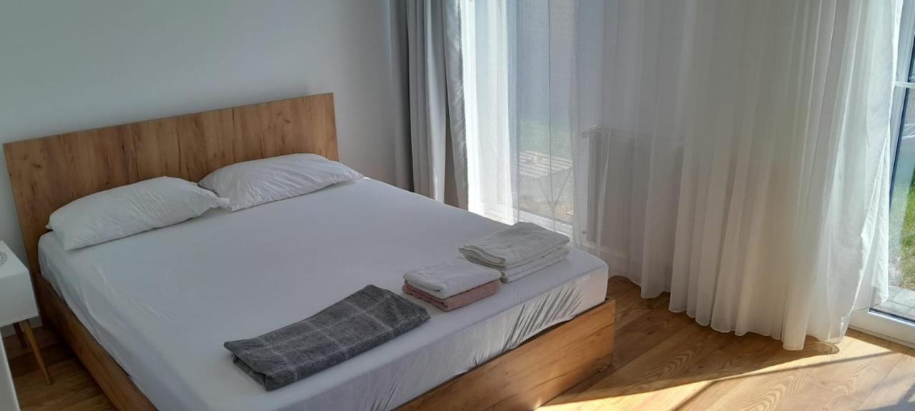 Coresi, 2 Camere, Sleeps 6 Large Private Garden Apartment Pets Welcome Braşov Eksteriør bilde